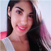 Profesora que imparte clases a alumnos y alumnas que quieran practicar la parte oral del idioma español